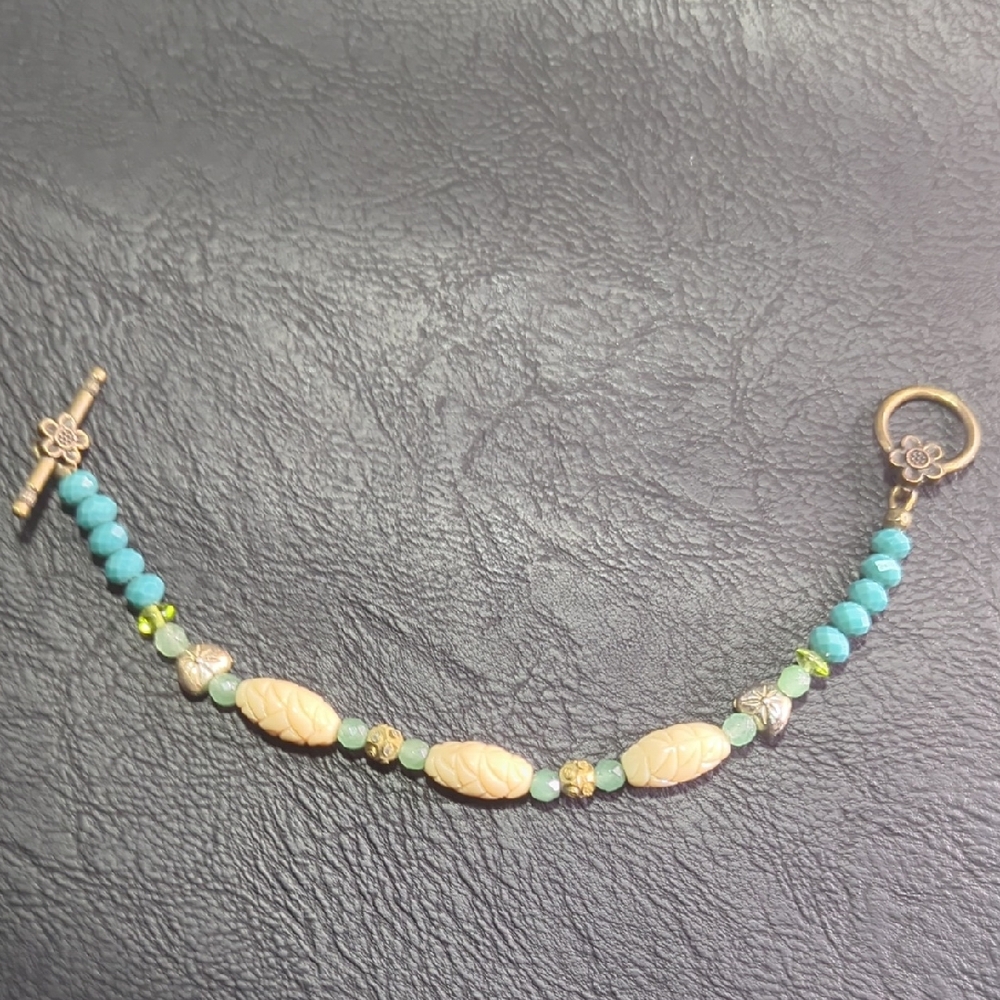Elegant Vintage Beads Bracelet with Gold Accents
